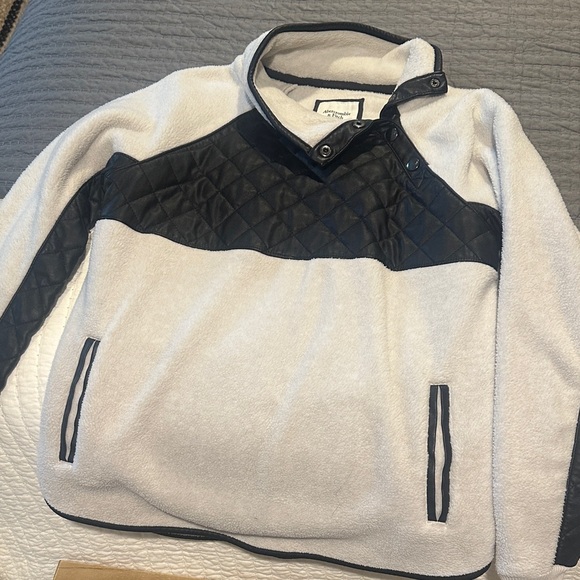Abercrombie & Fitch Tops - Abercrombie White and Black Quilted Pullover